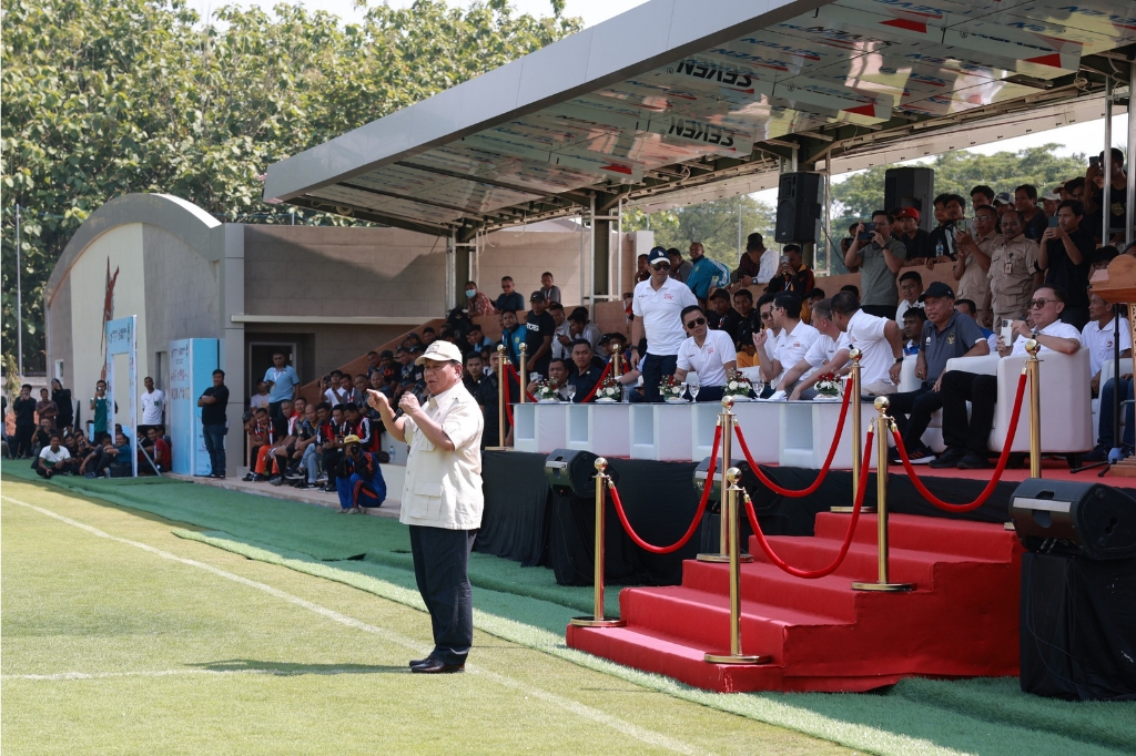 Prabowo Menikmati Panasnya Matahari Bersama Pemain Garuda Sepak Bola Indonesia
