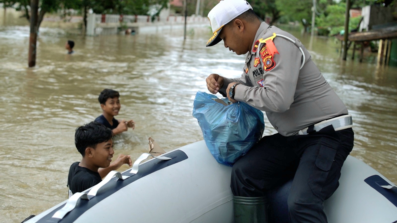 Anggota Satuan Lalu Lintas Polres Aceh Utara Berikan Bantuan Makanan kepada Korban Banjir