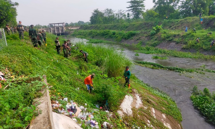 Kodim 0814 Jombang Membersihkan Sungai Avur Watudakon demi Mengatasi Banjir yang Sering Terjadi