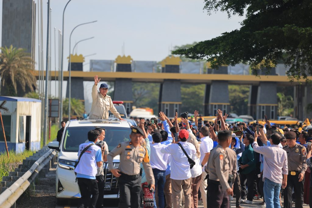 Pilih yang di Tengah dan Membela Rakyat untuk Presiden, kata Prabowo