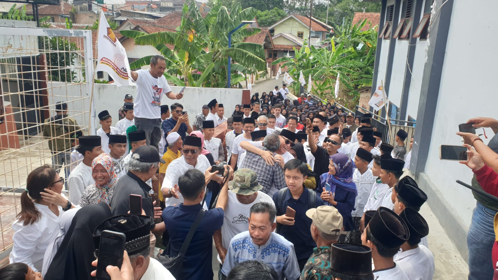 Kepulangan Iwan Bule Disambut Ratusan Warga di Kampung Halaman