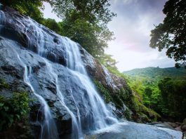 Taman wisata alam yang memiliki air terjun