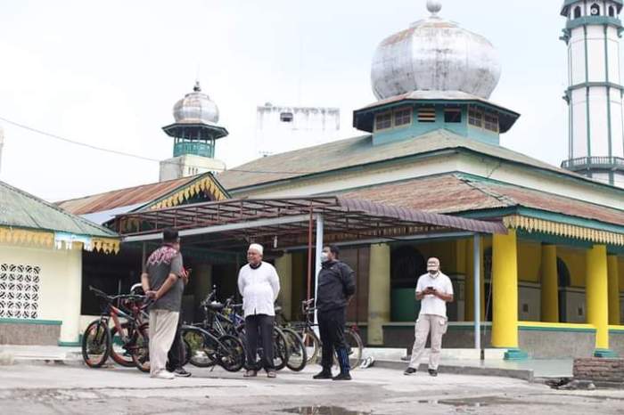 Riau masjid raya sultan pulau penyengat kerajaan peninggalan lingga kepulauan warga mahatma yudhi imam mengamati usai magrib mimbar salat sabtu