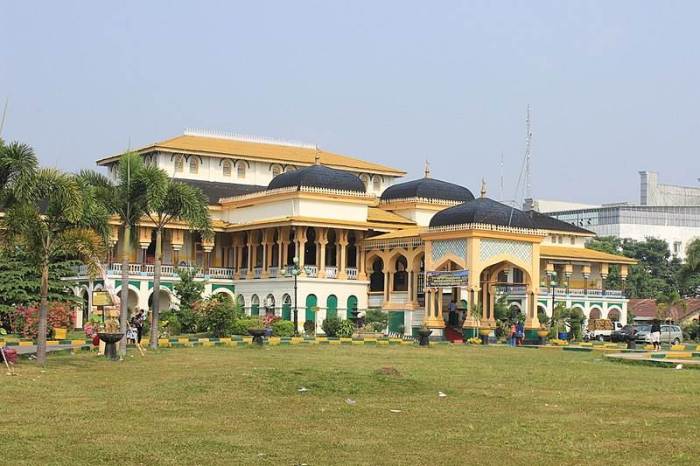 Istana maimun medan raya peninggalan masjid menengok deli sultan indonesiatraveler