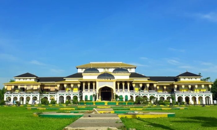 Istana maimun medan deli kesultanan megah