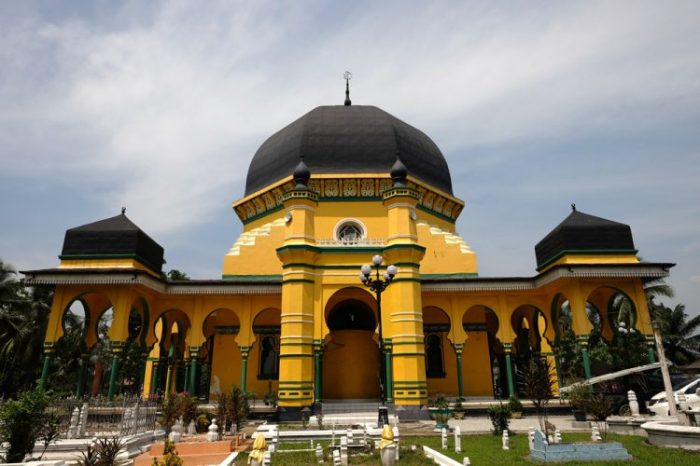 Masjid osmani medan kota ketujuh hasil karya raja deli terbaik religi toba