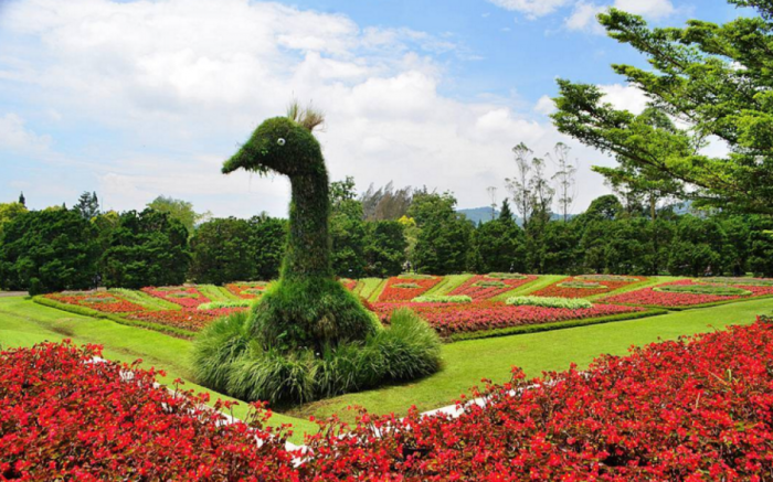 Taman wisata alam yang memiliki sejarah atau budaya yang menarik