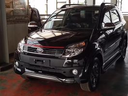 Toyota rush hitam