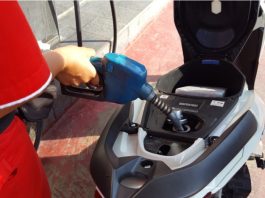Motor honda isi bensin di depan
