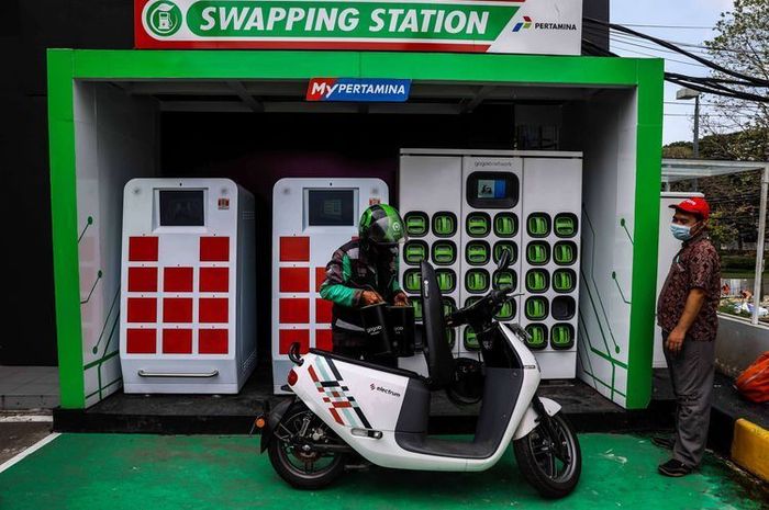Motor listrik yang menggunakan baterai swap
