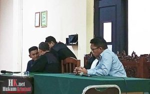 Terdakwa Abd Salam (kanan) berkonsultasi dengan Penasehat Hukum usai divonis bersala, ia menyatakan Pikir-Pikir atas Putusan Majelis Hakim. (foto: Lukman)