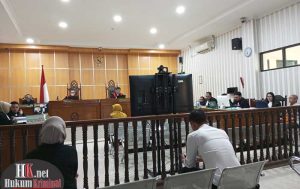 Terdakwa Haidir Effendi dan Arief Purnawarman pada salah satu sidang pemeriksaan saksi. (foto: Lukman)